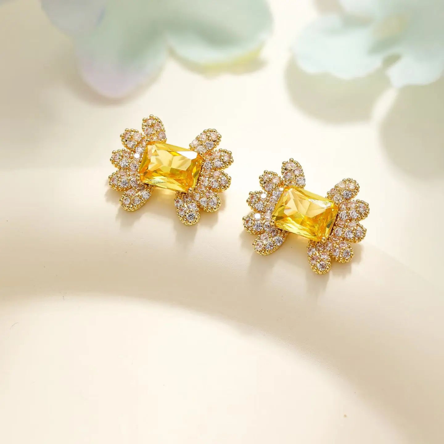 Ladies Bee Crab Yellow Mini Stud Knot Earring Fashion Cute Lovely Glitter Sparking Simple Jewelry Accessories for Women Holiday