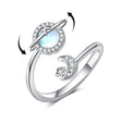 White gold / The opening is adjustable.