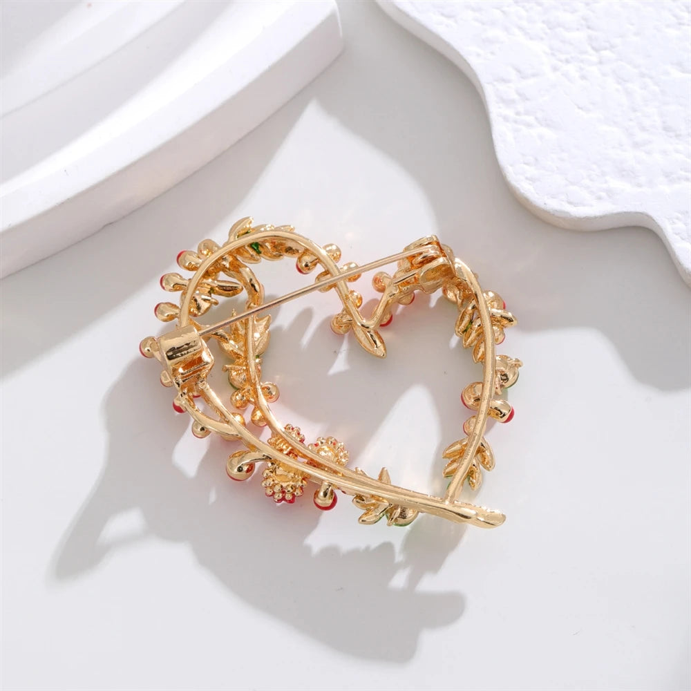 Fashion Heart Shaped Glitter Brooches for Girls Sweet Vintage Glamorous Charms Pins Jewelry for Women Ladies Accessories Female
