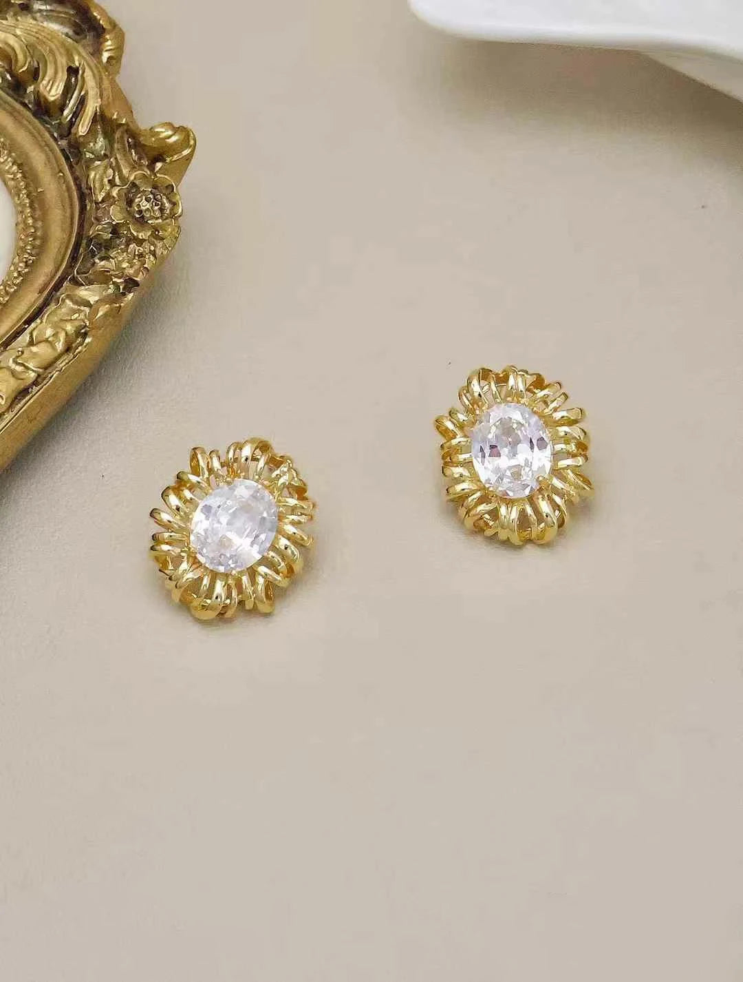 Luxury Flower Elegant Minimalistic Floral Stud Earrings for Girls Graceful Glitter Jewelry for Women Lady Accessories Wholesale