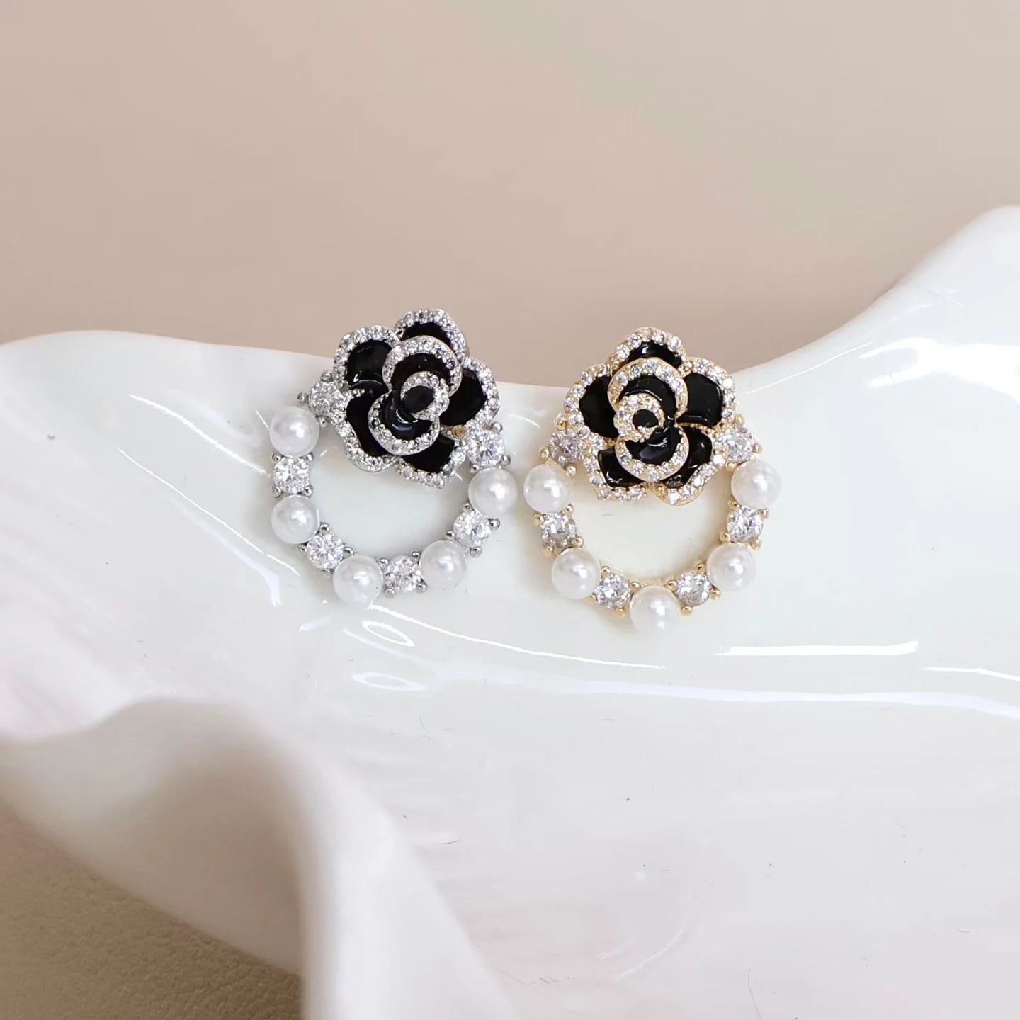 Fashion Glitter Imitation Pearl Flower Floral Stud Earrings for Girls Sweet Floral Dainty Jewelry for Women Ladies Accessories