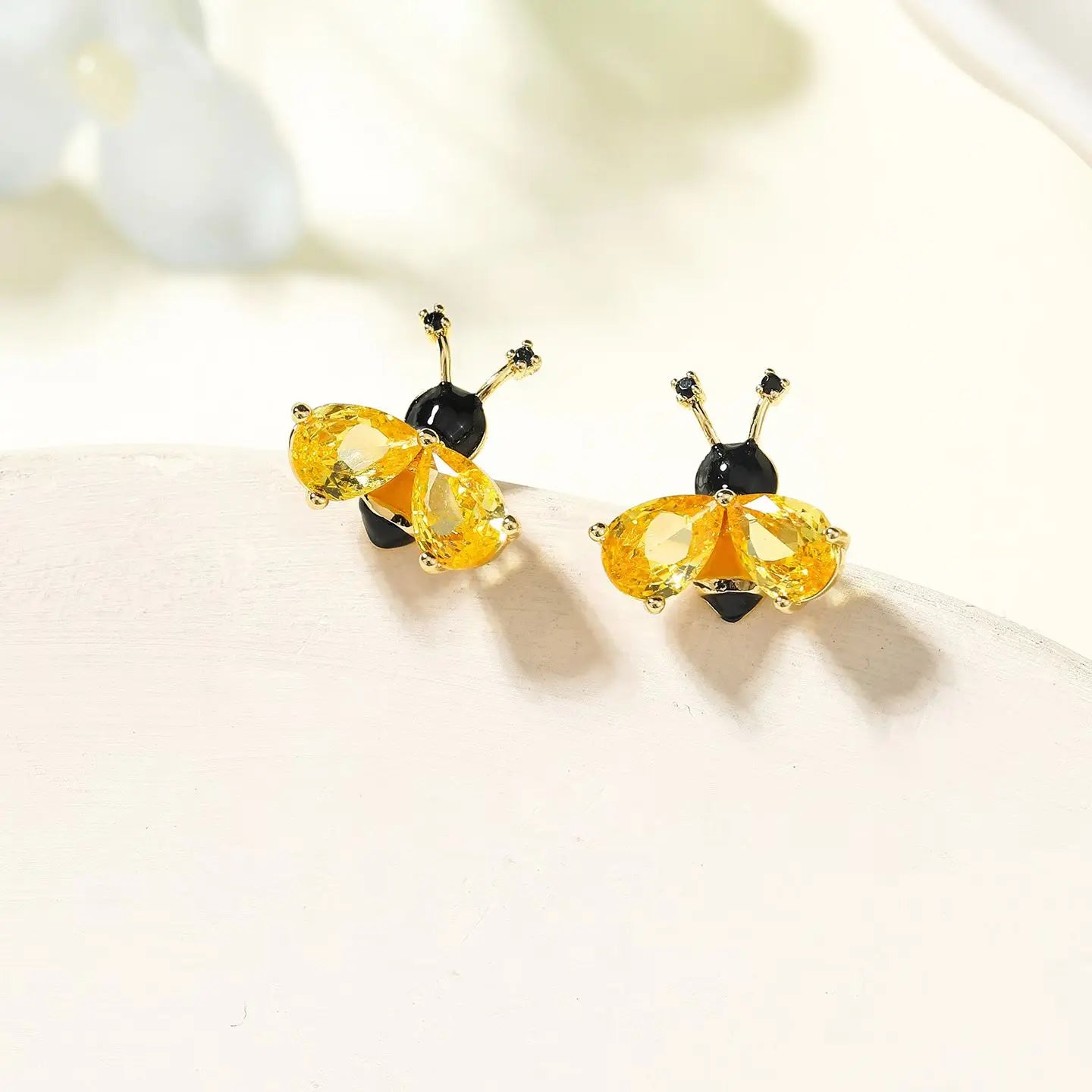 Ladies Bee Crab Yellow Mini Stud Knot Earring Fashion Cute Lovely Glitter Sparking Simple Jewelry Accessories for Women Holiday