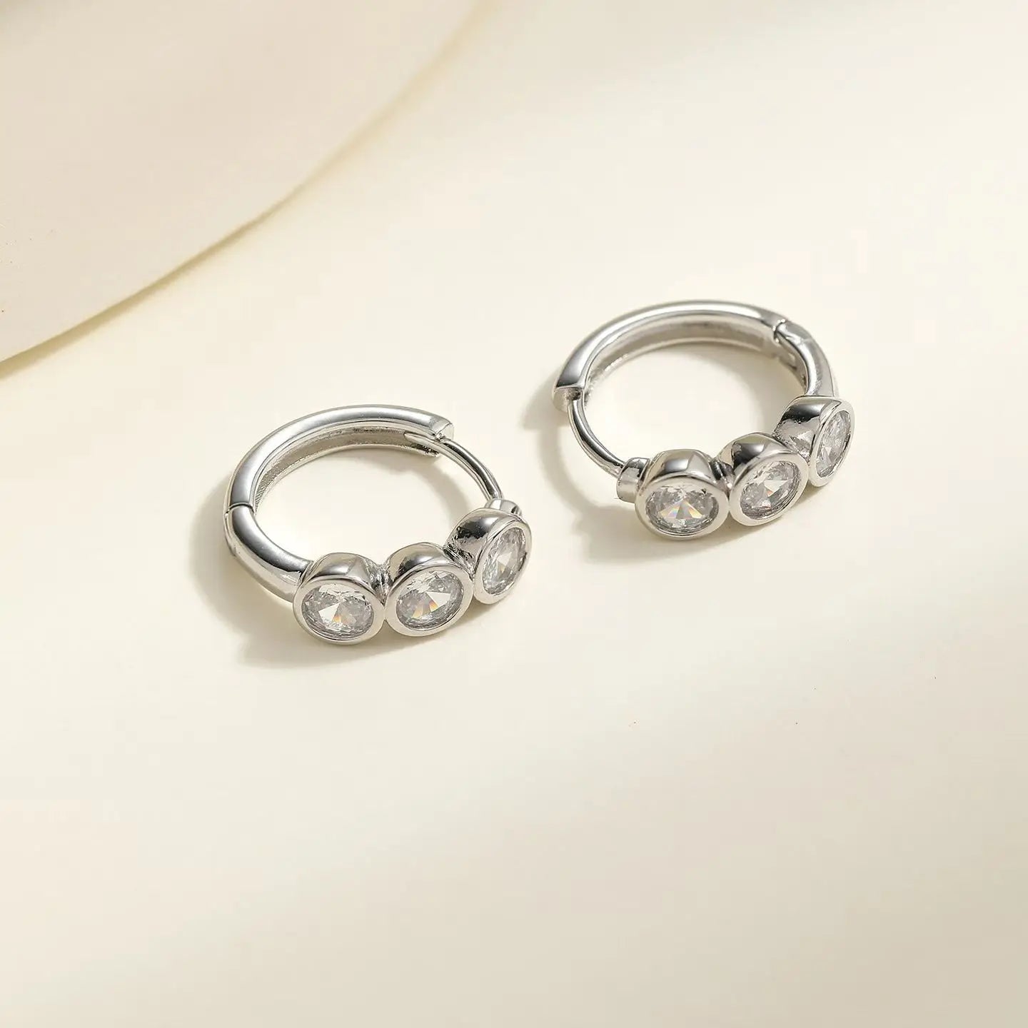 Simple Fashion Minimalistic Rhinestone Glitter Hoop Earrings Sweet Classic Jewelry for Women Ladies Accessories Wholesale