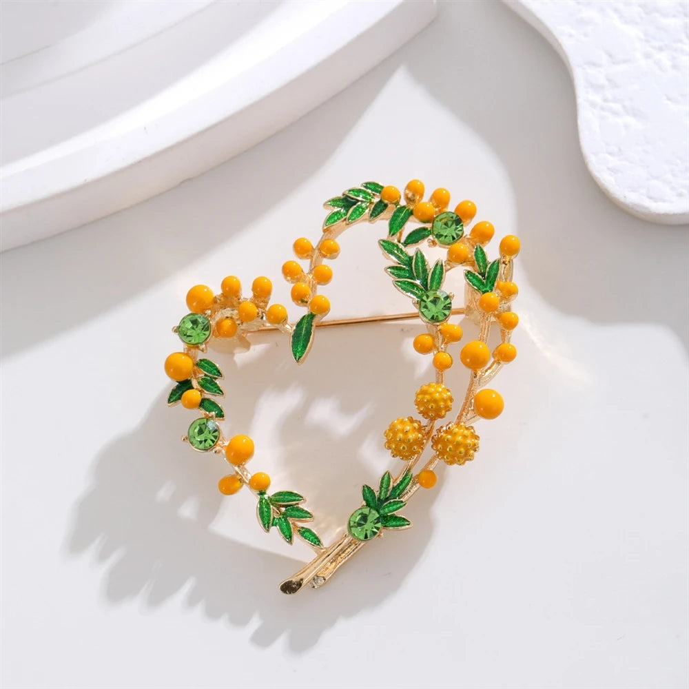 Fashion Heart Shaped Glitter Brooches for Girls Sweet Vintage Glamorous Charms Pins Jewelry for Women Ladies Accessories Female