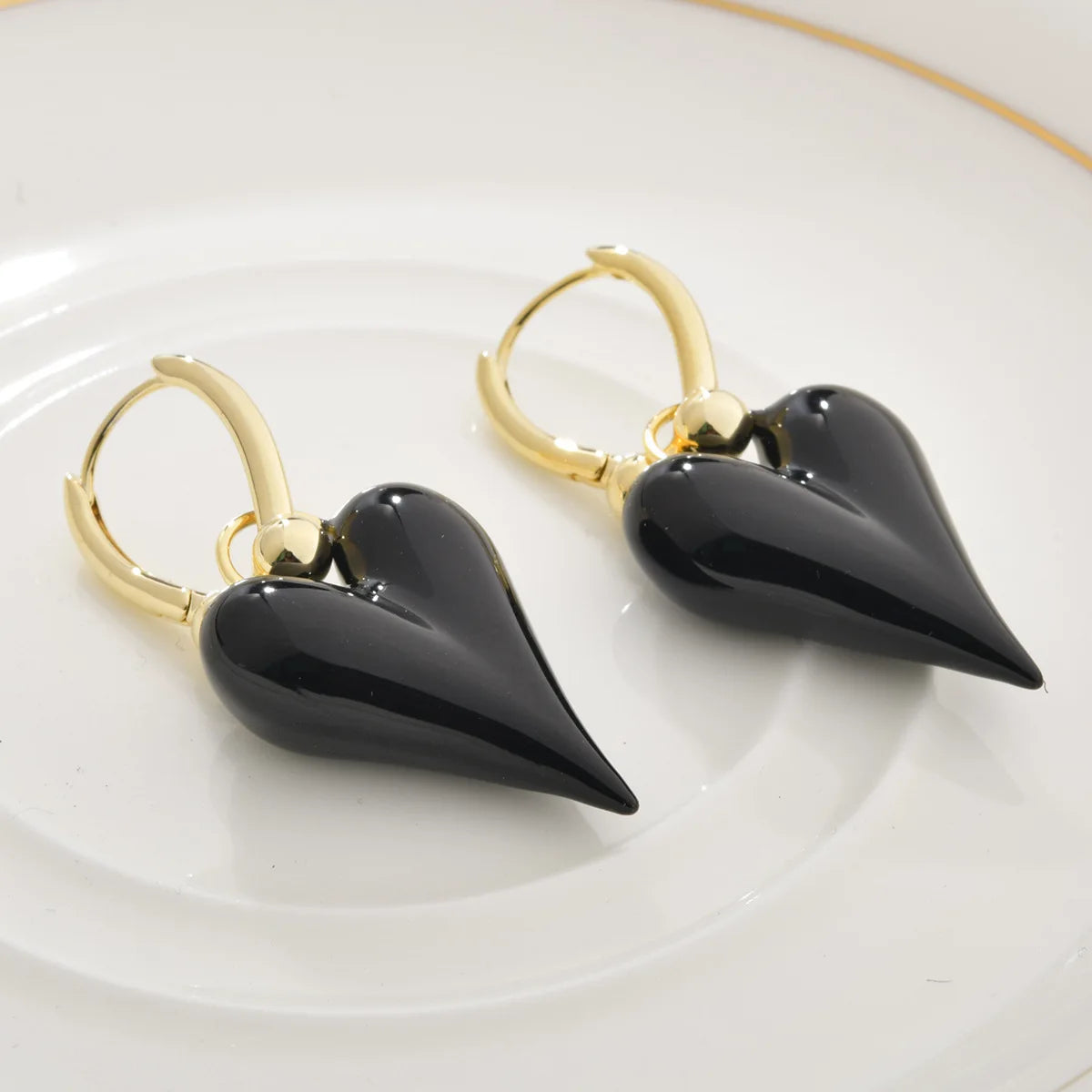 Retro Earrings Elegant Simple Red Glaze Love Earrings High-end Light Luxury for Women Heart-shaped Earring Autumn and Winter