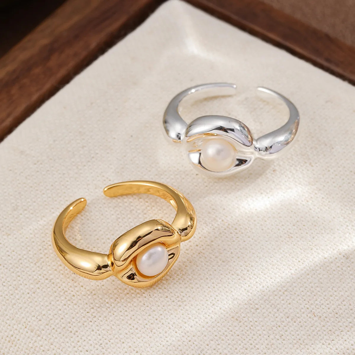Women Solid Color Pearl 18k Gold-plated White K Minimalistic Rings Fashion Charms Low MOQ in Stock Jewelry for Female Daily Use