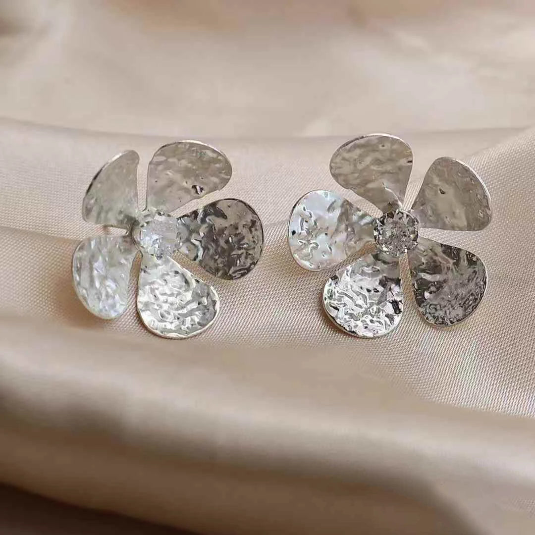Ladies Flower Shape Small Stud Earring Sequined Fashion Elegant Glamorous Wholesale High Quality Jewelry Accessories for Street