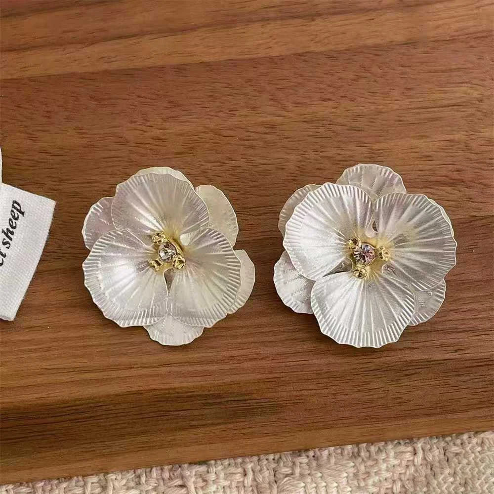 Girly Aesthetic Hot Sale Flower Shape Medium Stud Earring Fashion Dainty Charms Elegant Lightweight Bulk Jewelry Accessories