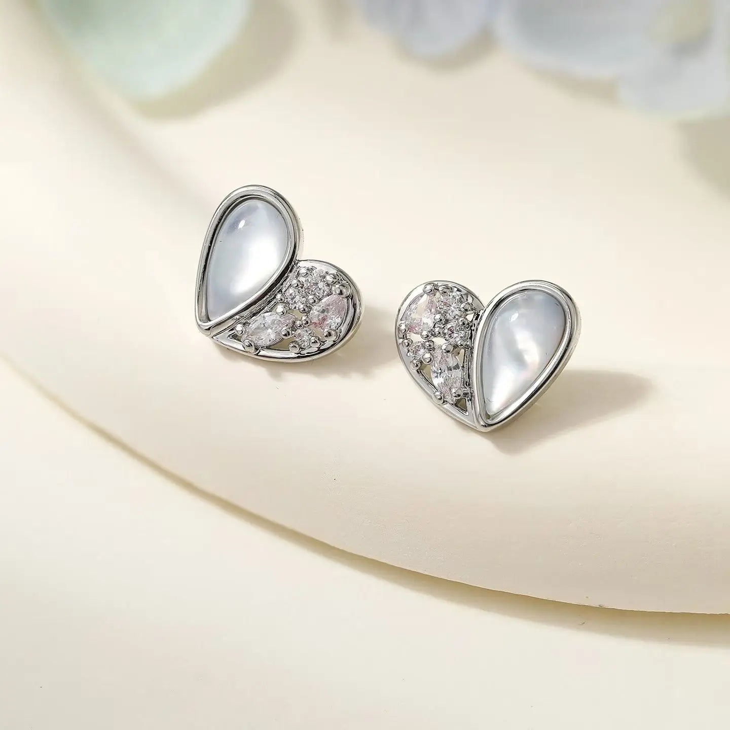 Fashion Simple Heart Shaped Stud Earrings for Girls Minimalistic Glamorous Art Deco Jewelry for Women Ladies Accessories Chic