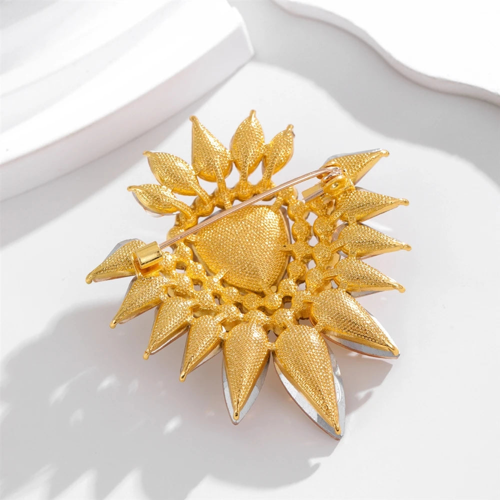 Fashion Glitter Rhinestone Sparking Brooches for Girls Sweet Elegant Charms Pins Jewelry for Women Ladies Accessories Hot Sale