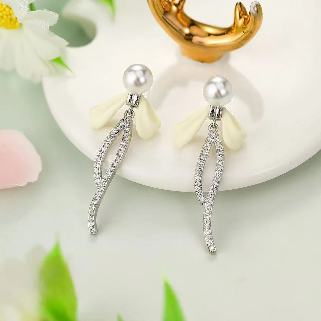 Sweet Imitation Pearl Flower Floral Drop Earrings for Girls Cute Dainty Rhinestone Jewelry for Women Ladies Accessories Chic