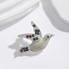 Fashion Glitter Birds Sweet Elegant Brooches for Girls Trendy Glamorous Charms Pins Jewelry for Women Ladies Accessories Chic