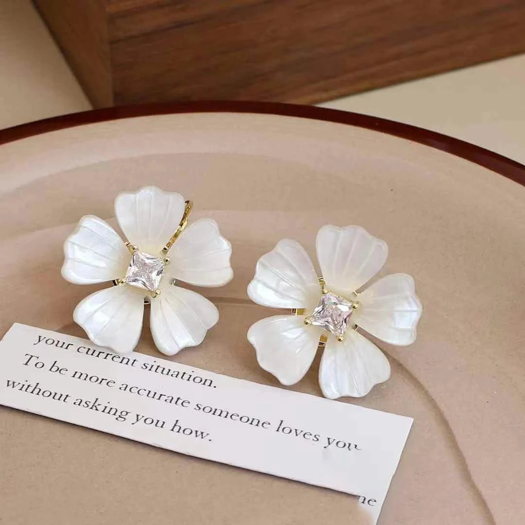 Girly Aesthetic Hot Sale Flower Shape Medium Stud Earring Fashion Dainty Charms Elegant Lightweight Bulk Jewelry Accessories