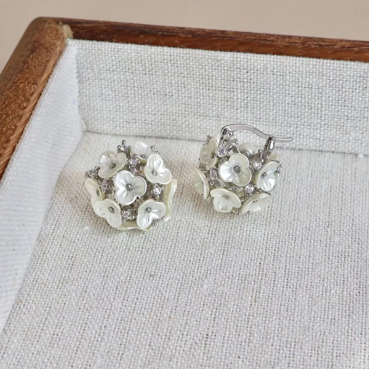 Women Flower Irregular Shape Medium Hoop Earring Fashion Trendy Glamorous Affordable Wholesale Daily Causal Jewelry Accessories