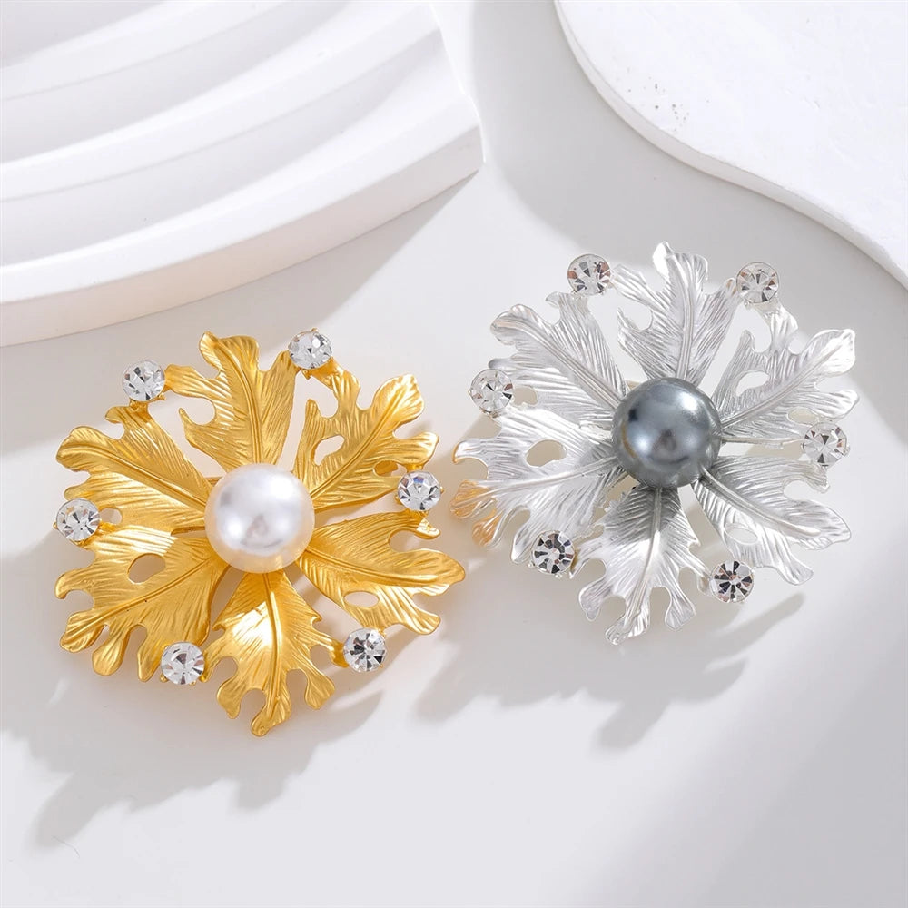 Fashion Elegant Sweet Imitation Pearl Brooches for Girls Trendy Luxury Pins Jewelry for Women Ladies Accessories New Design