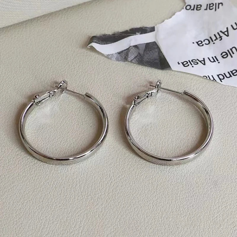 Fashion Simple Retro Glamorous Classic Hoop Earrings for Girls Charms Art Deco Jewelry for Women Ladies Accessories Wholesale