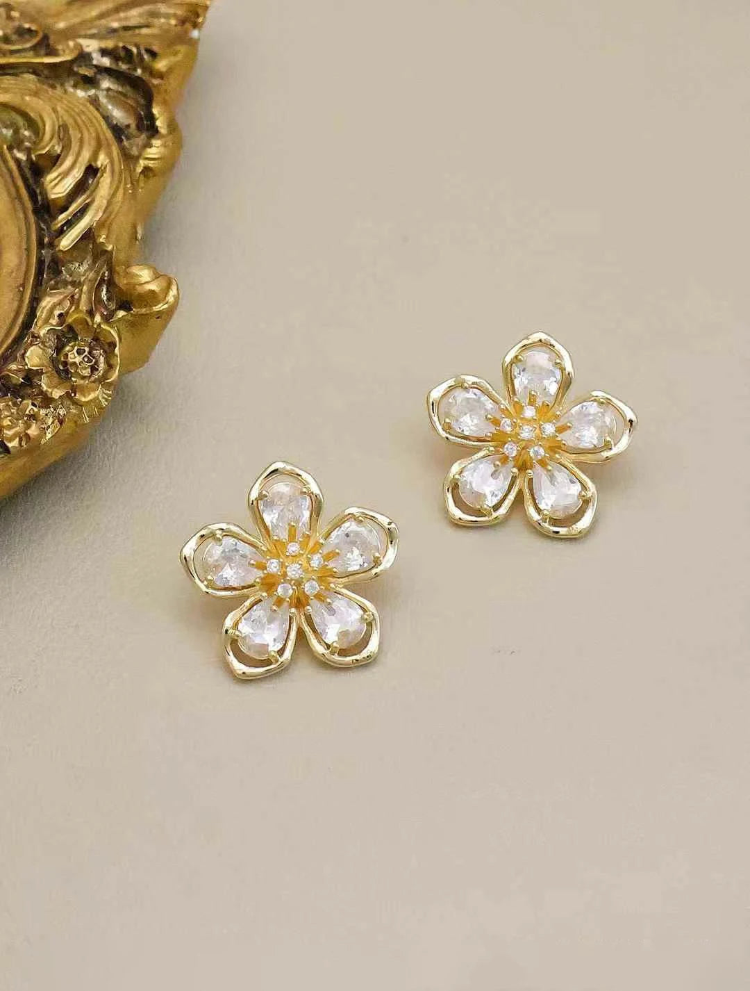 Luxury Flower Elegant Minimalistic Floral Stud Earrings for Girls Graceful Glitter Jewelry for Women Lady Accessories Wholesale