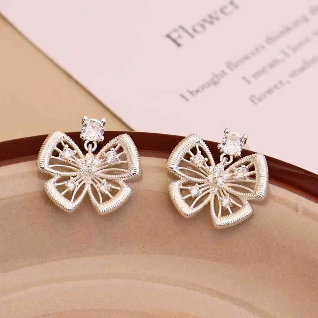 Fashion Sweet Cute Flower Butterfly Stud Earrings for Girls Glitter Designer Jewelry for Women Ladies Accessories Minimalistic