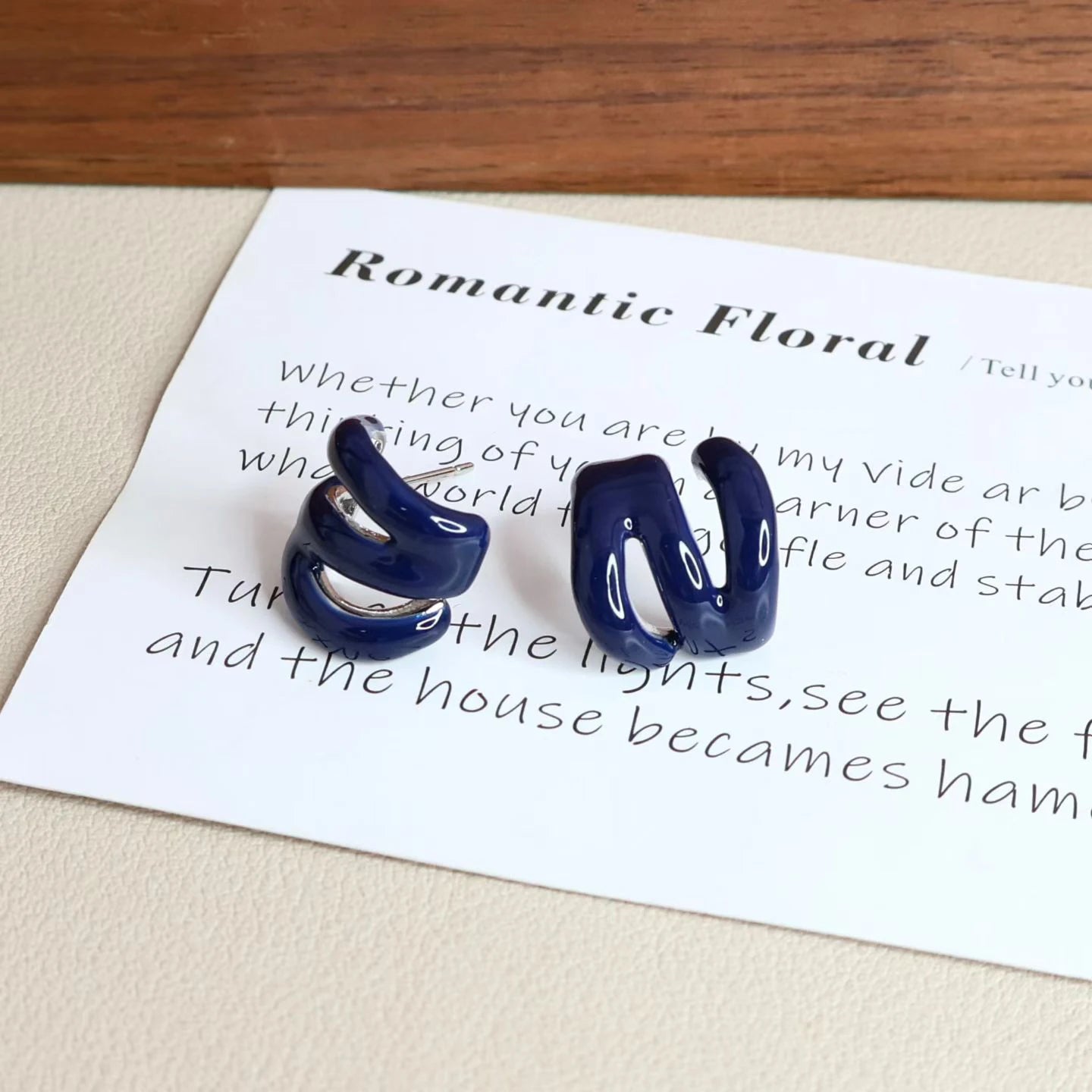 Fashion Simple Minimalistic Elegant Hoop Earrings for Girls Sweet Glamorous Dainty Vintage Jewelry for Women Ladies Accessories