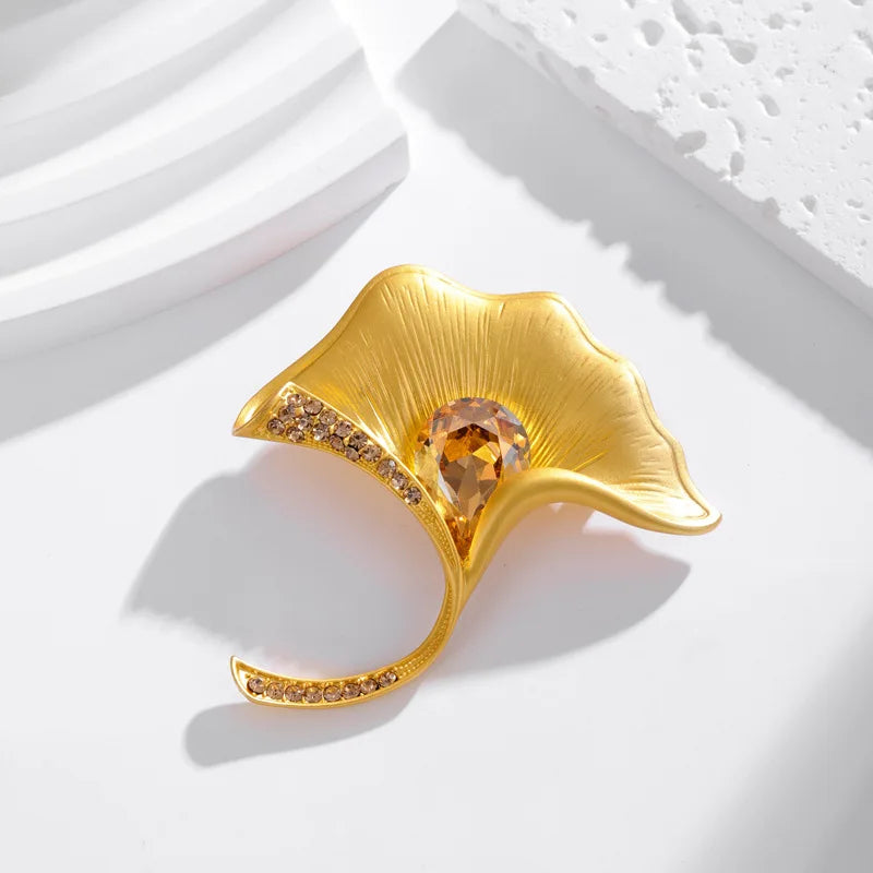 Fashion Mental Alloy Gingko Brooches for Girls Simple Minimalistic Rhinestone Pins Jewelry for Women Ladies Accessories Hot Sale