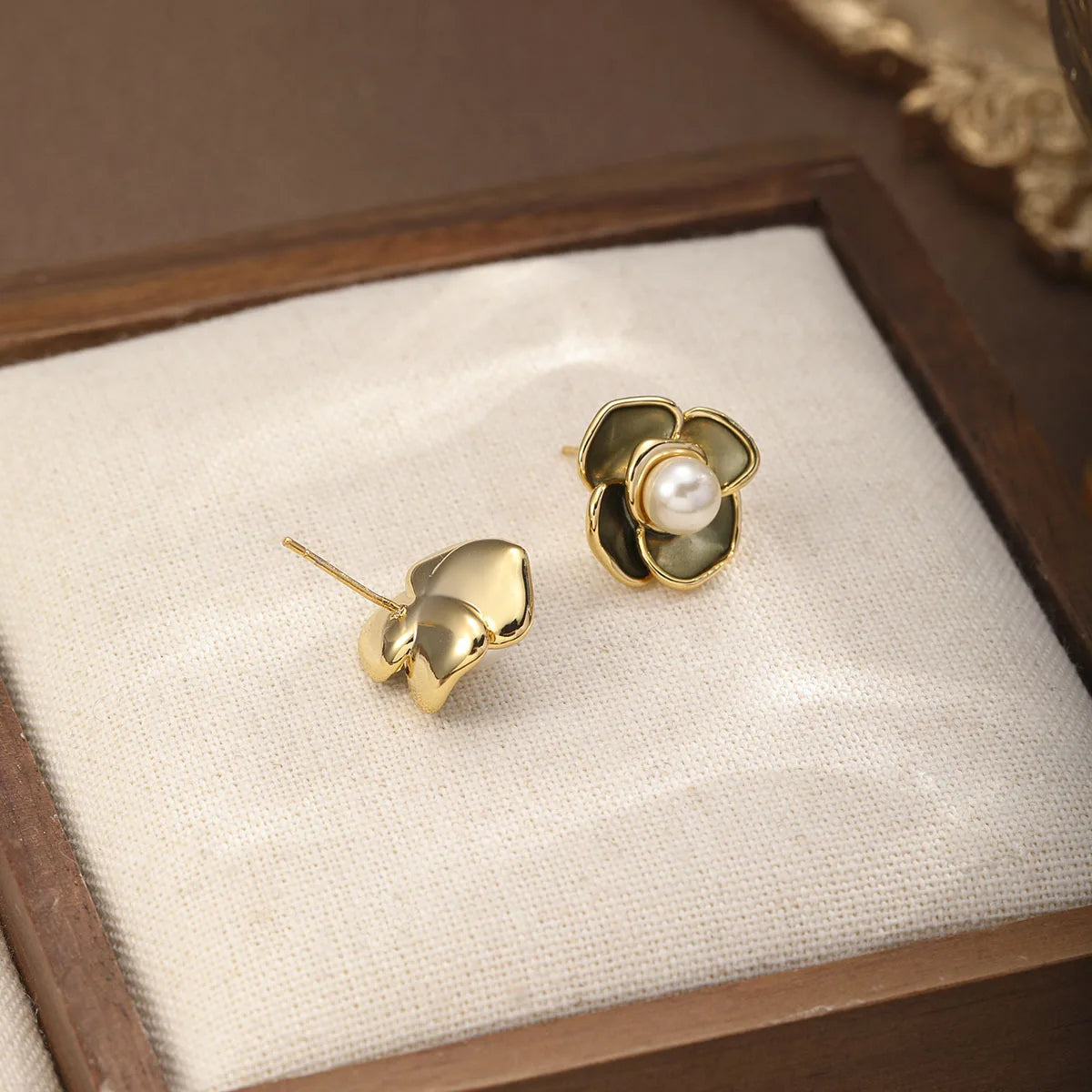 Fashion Vintage Luxury Flower Pearl Stud Earrings for Girls Sweet Jewelry for Women Ladies Wholesale Bulk China Manufacturer