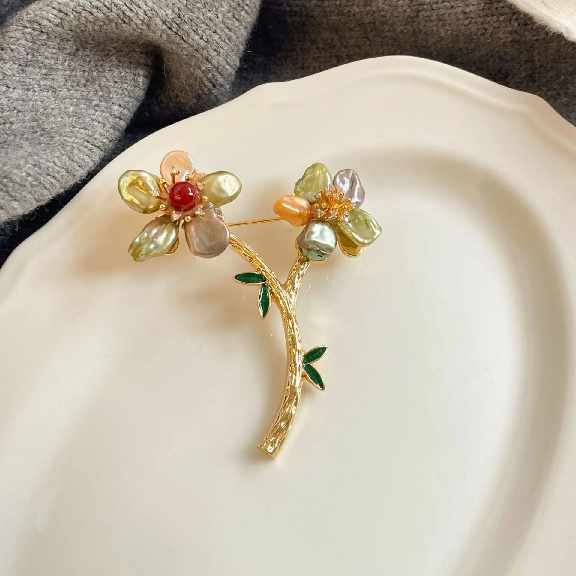 Fashion Flower Baroque Pearl Sweet Brooches for Girls 18K Gold Plated Jewelry for Women Ladies Wholesale Bulk China Factory
