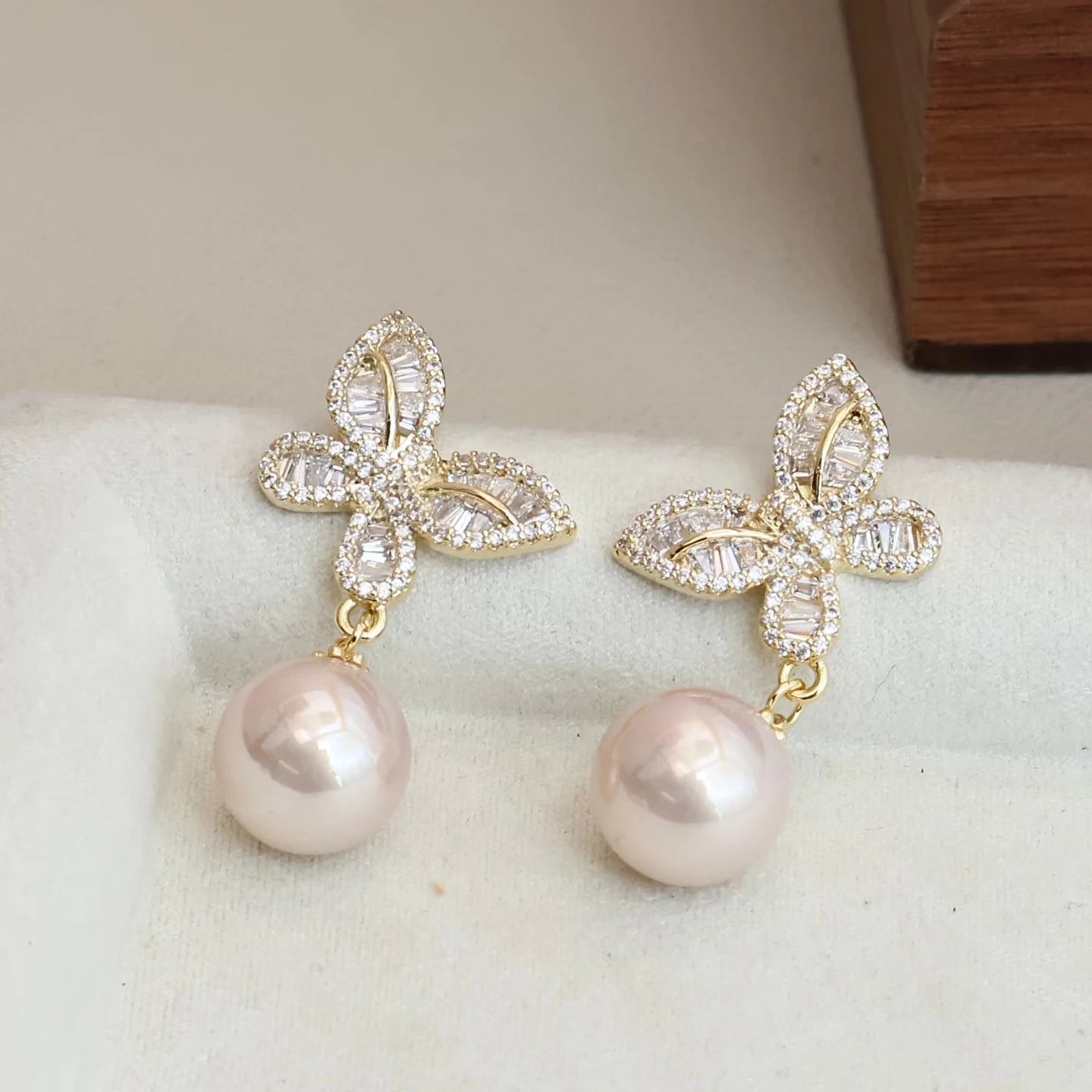 Sweet Butterfly Imitation Pearl Luxury Latest Drop Earrings for Girls Elegant Glitter Jewelry for Women Ladies Accessories Chic