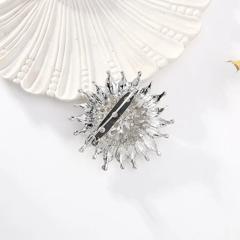 Fashion Elegant Glitter Sparking Rhinestone Brooches for Girls Lustros Imitation Pearl Pins Jewelry for Women Ladies Accessories