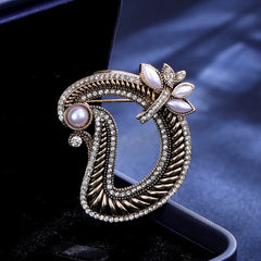 Fashion Sweet Letter Trendy Brooches for Girls Stylish Glamorous Charms Glitter Flower Pins Jewelry for Women Ladies Accessories