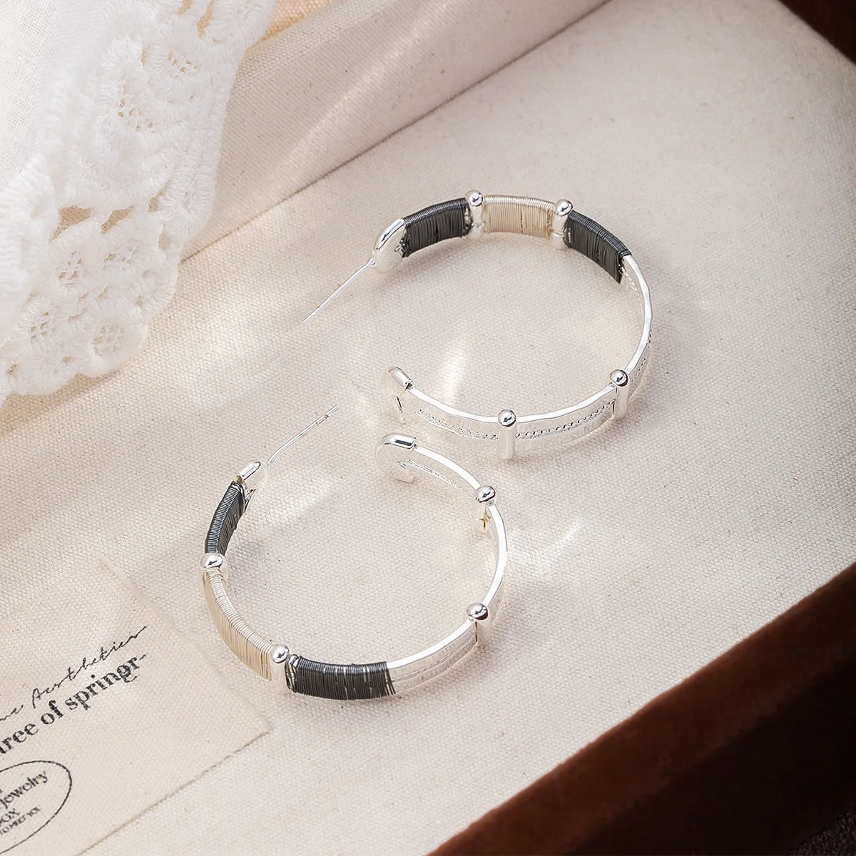 Fashion Copper Wire Trendy Stylish Hoop Earrings for Girls Simple Minimalistic Jewelry for Women Ladies Wholesale China Factory