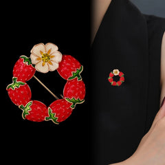 Fashion Strawberry Fruits Sweet Elegant Brooches for Girls Glamorous Charms Pins Jewelry for Women Ladies Accessories Hot Sale