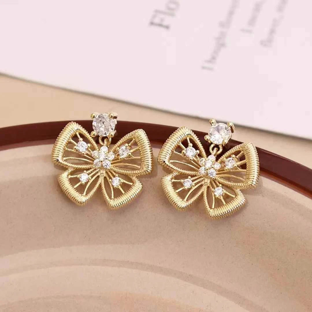 Fashion Sweet Cute Flower Butterfly Stud Earrings for Girls Glitter Designer Jewelry for Women Ladies Accessories Minimalistic