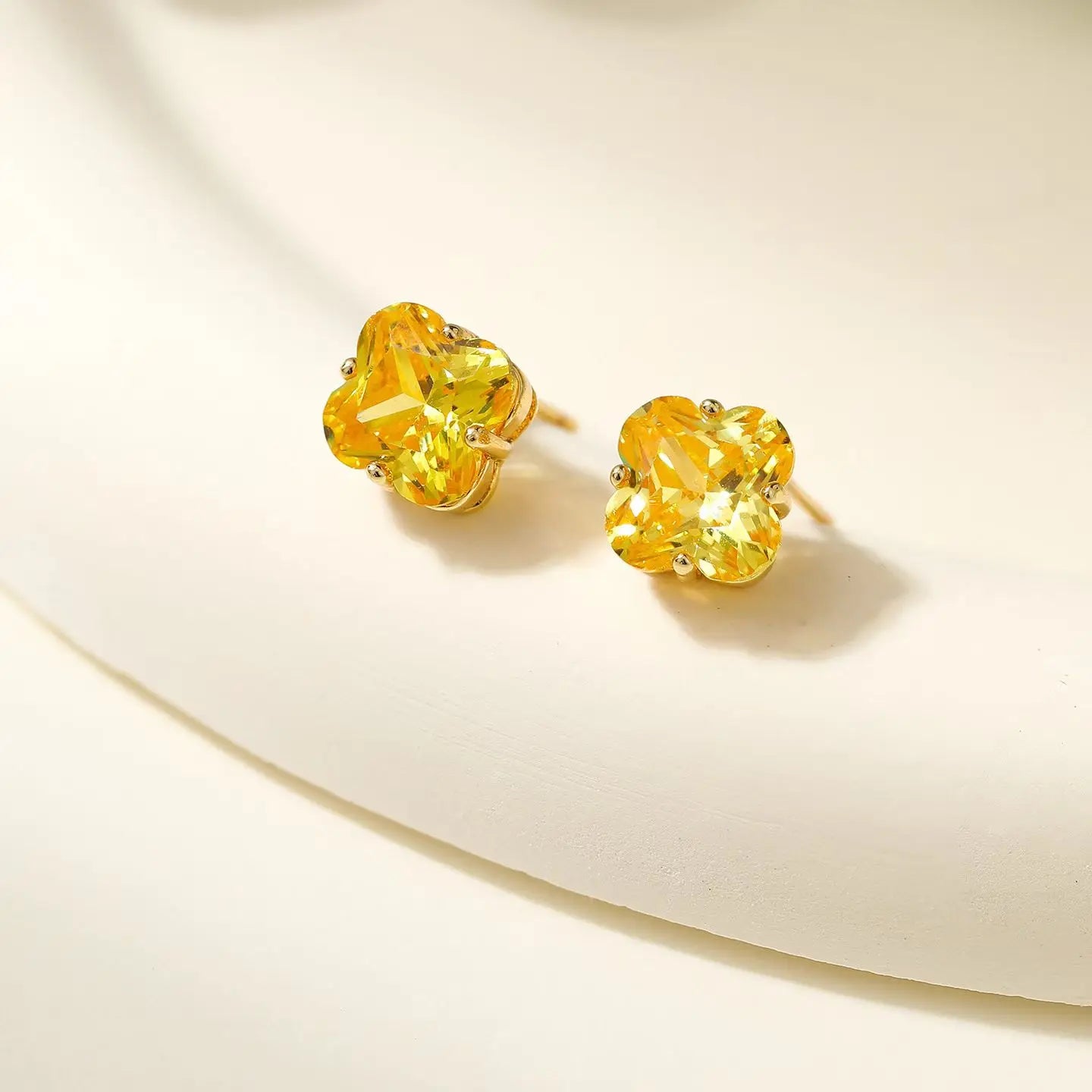 Ladies Bee Crab Yellow Mini Stud Knot Earring Fashion Cute Lovely Glitter Sparking Simple Jewelry Accessories for Women Holiday