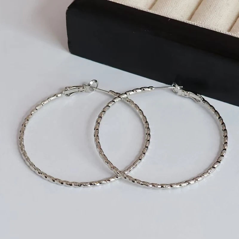 Fashion Simple Retro Glamorous Classic Hoop Earrings for Girls Charms Art Deco Jewelry for Women Ladies Accessories Wholesale